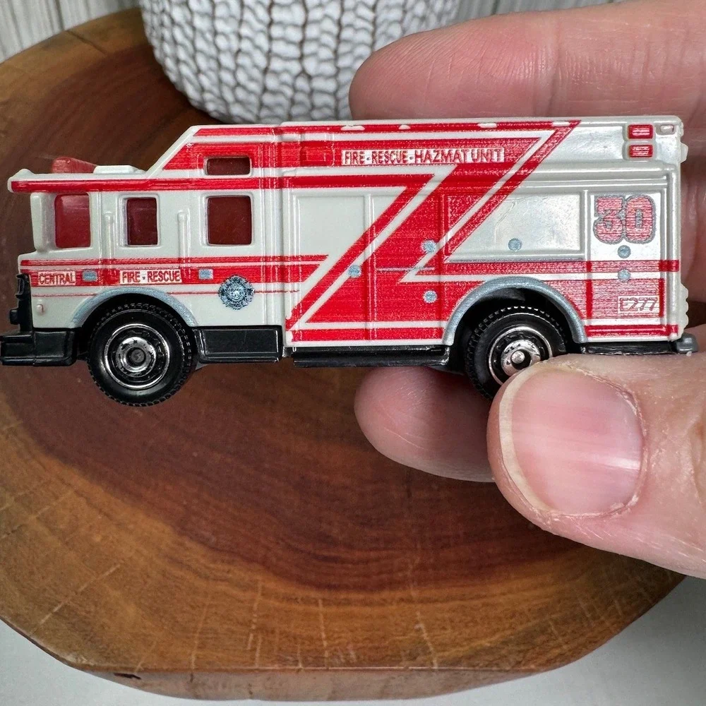 Matchbox Hazard Squad Fire Rescue Hazmat Unit White Red MB996 Diecast Truck 2009